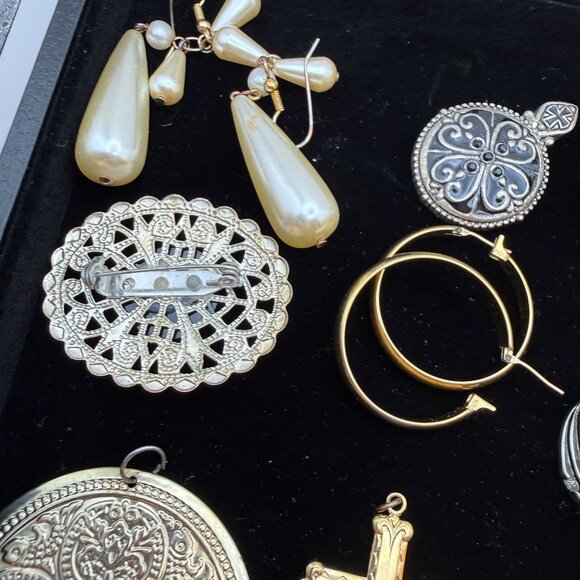 Mixed Vintage & Modern Estate Jewelry Lot – Pearls, Cameos, Rings, Pendants, Ear - Picture 9 of 10